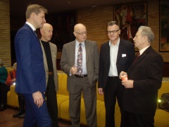 Vilniaus meras R. Šimašius bendrauja su LŽS Senjorų klubo nariais - pirmininku Ipolitu Skridla (iš dešinės), jo pavaduotoju Alfonsu Kairiu, Gediminu Končiumi, Algiu Kusta. Alfonso Kairio nuotrauka Vilniaus meras R. Šimašius bendrauja su LŽS Senjorų klubo nariais - pirmininku Ipolitu Skridla (iš dešinės), jo pavaduotoju Alfonsu Kairiu, Gediminu Končiumi, Algiu Kusta. Alfonso Kairio nuotrauka